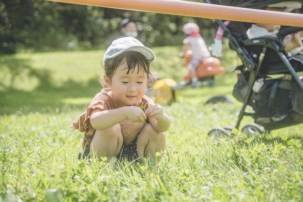 写真 フィールドに座っている男の子のサイドビュー