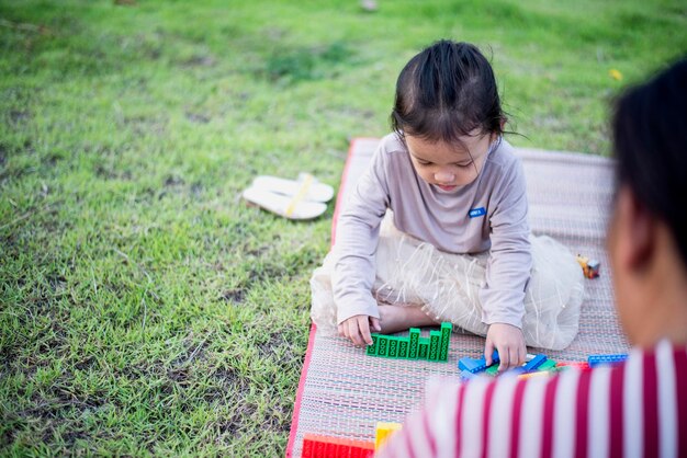 写真 フィールドに座っている男の子のサイドビュー