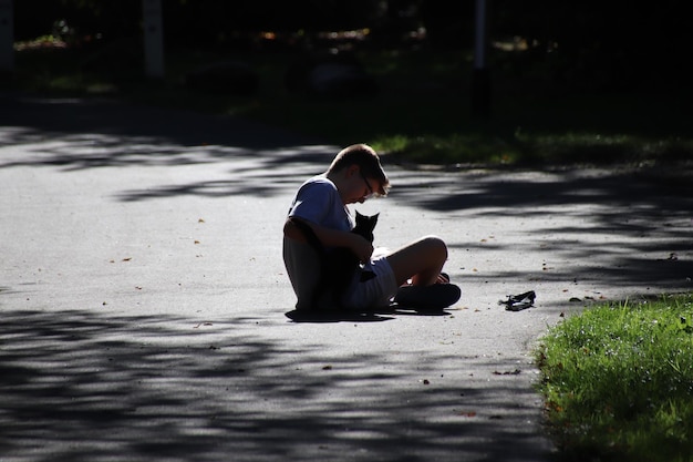 사진 길 위 에 앉아 있는 고양이 와 함께 있는 소년 의 면