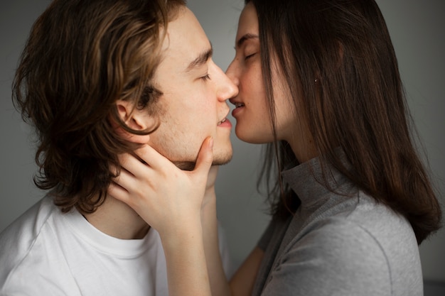 写真 カップルがキスの側面図