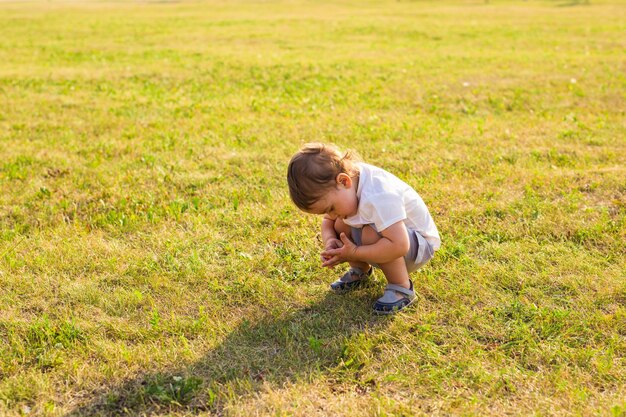 写真 フィールドで遊んでいる女の子のサイドビュー