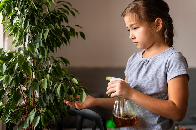 写真 植物に水を噴霧する女の子の側面図