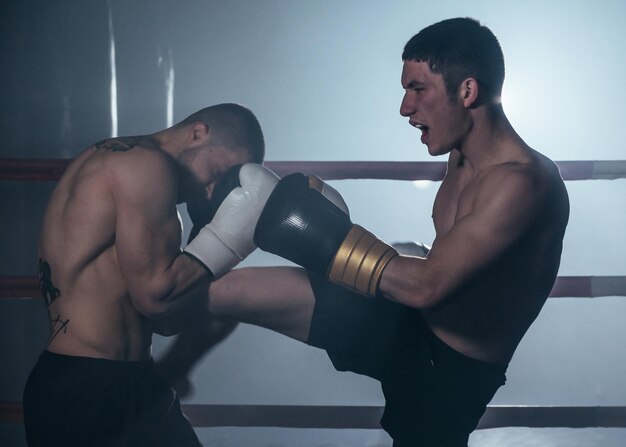 写真 ジムで運動している男性の横の景色