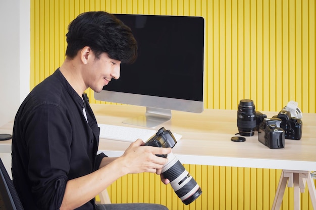 写真 写真を撮っている男の横の景色