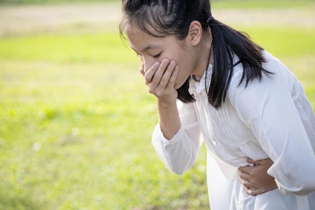 사진 필드 에 서 있는 사람 의 면