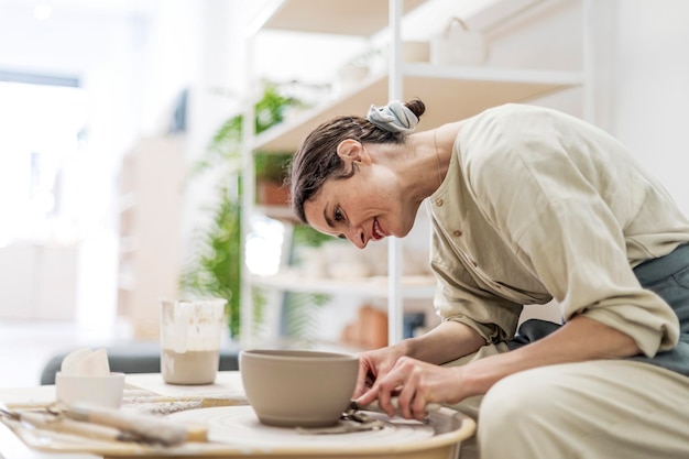 写真 コーヒーカップを持った男の横の景色