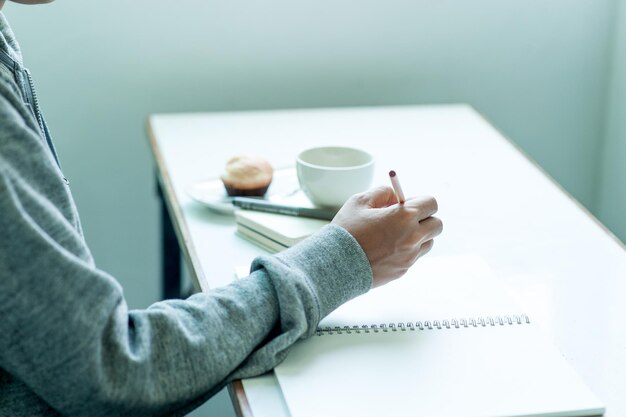 写真 家で本を書いている男の横の景色