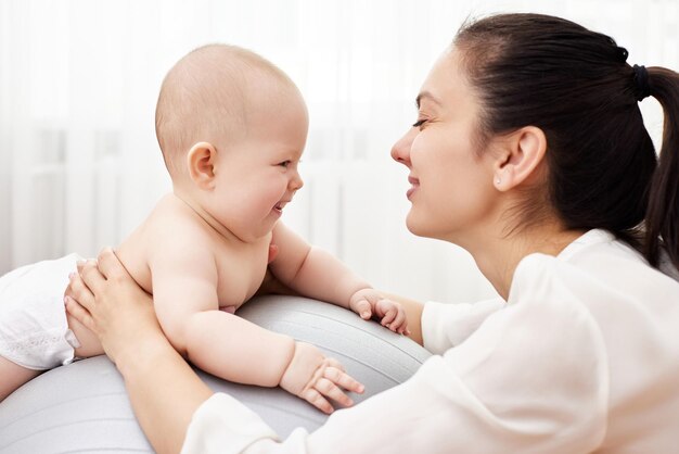 写真 家にいる母と娘の横の景色