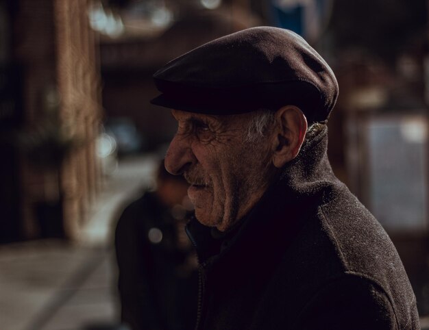 사진 시내 를 바라보는 노인 의 면