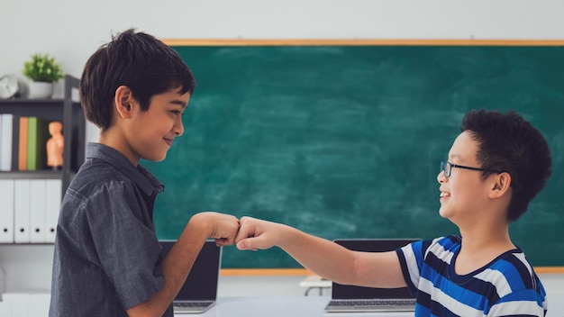 사진 학교 에서 주먹 을 맞대는 웃는 친구 들 의 면