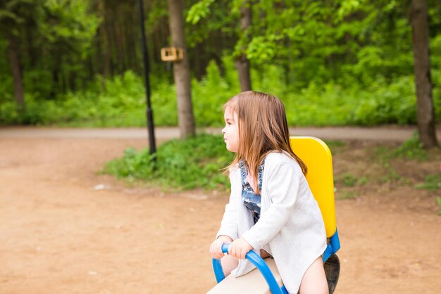 写真 樹木の向こう側の女性の景色