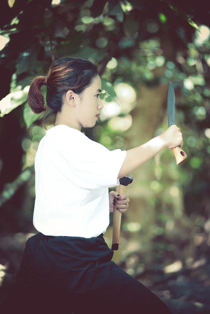 写真 煙草を握っている女性の横の景色