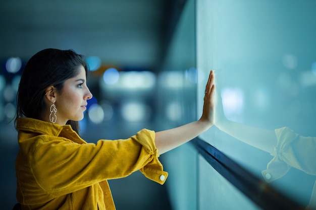 写真 カメラを見ている女性のサイドビュー