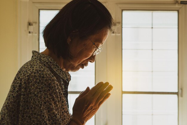 写真 カメラを見ている女性のサイドビュー