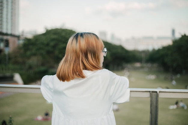 写真 側面から見た女性