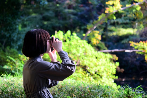 写真 写真を撮っている女性のサイドビュー