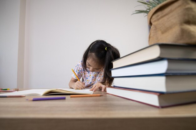 写真 家で本を読んでいる女性の横の景色