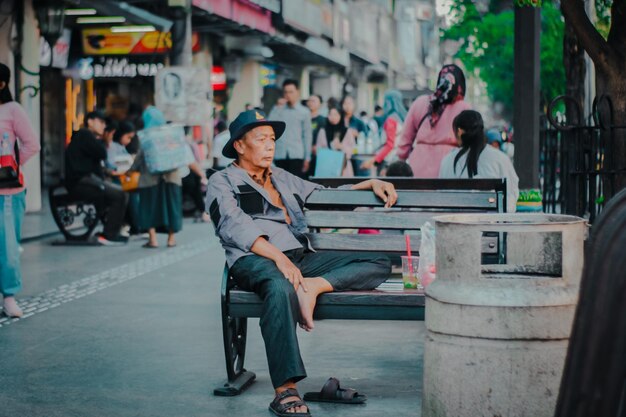 写真 通りに座っている女性のサイドビュー