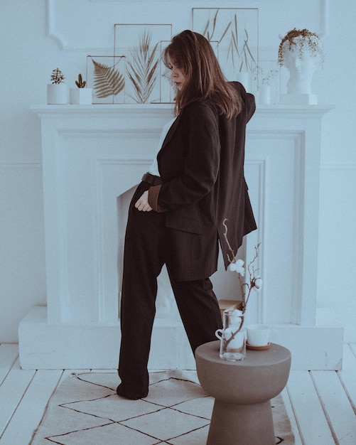 Фото Боковой вид женщины, стоящей дома