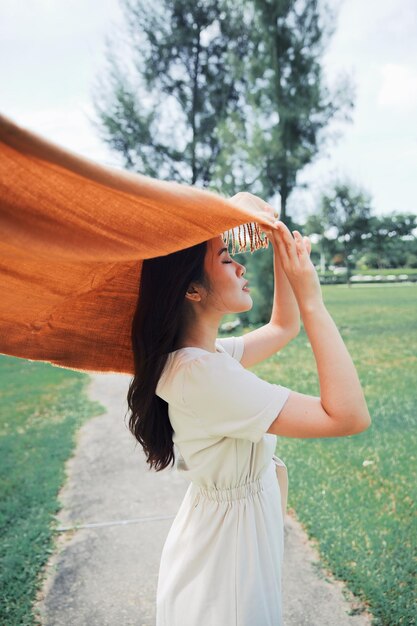 写真 公園に立っている女性の横の景色