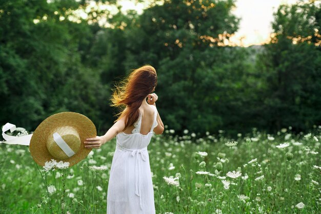 写真 フィールドに立っている女性の横の景色