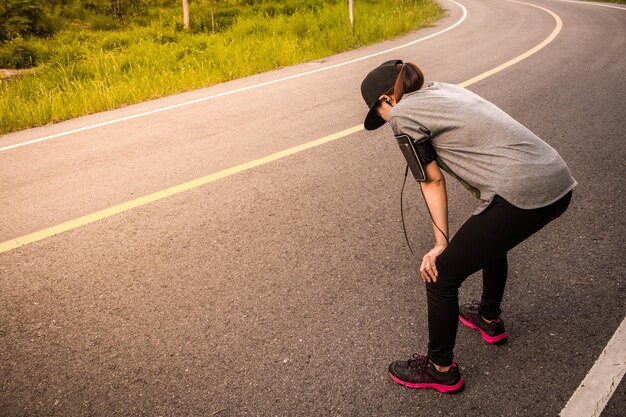 写真 道路に立っている女性のサイドビュー