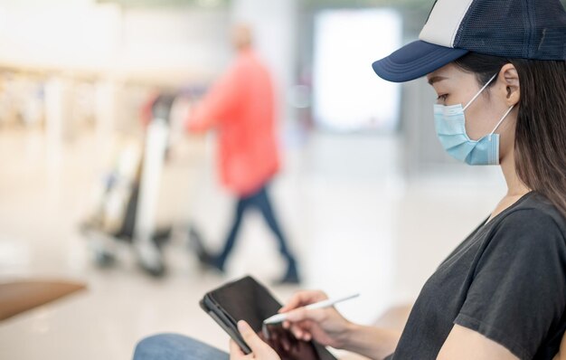 写真 携帯電話を使っている女性の横の景色