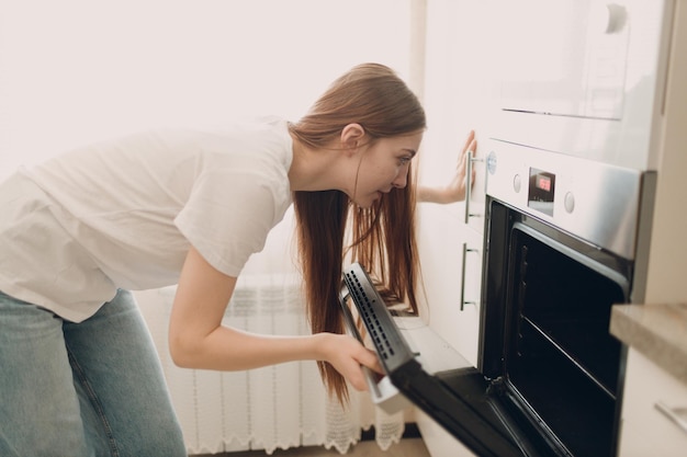 写真 携帯電話を使っている女性の横の景色