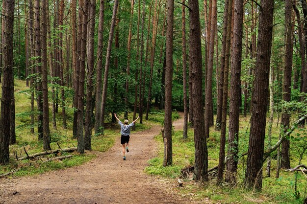 Фото Боковой вид женщины, идущей по лесу