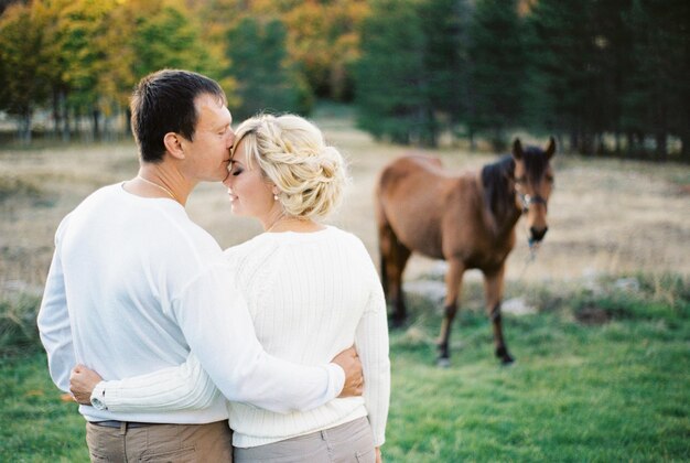 写真 野原で馬を乗せた女性の横の景色