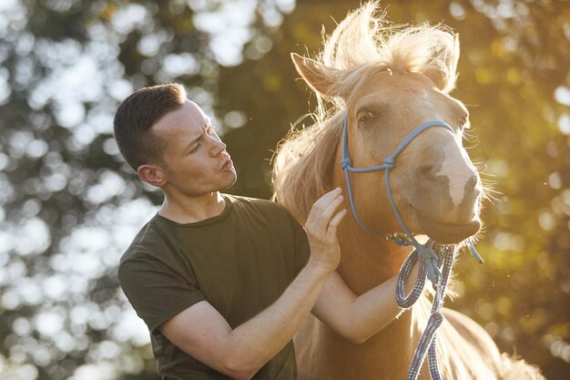 写真 馬を乗せた女性の横の景色