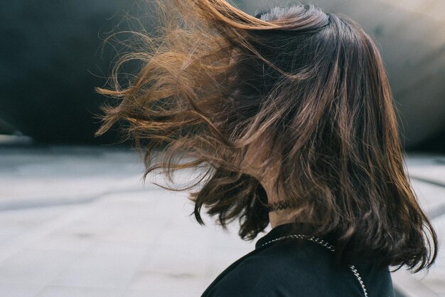 写真 乱れた茶色のの女性の横の景色