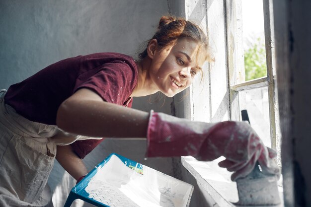 写真 窓から見る若者の横の景色