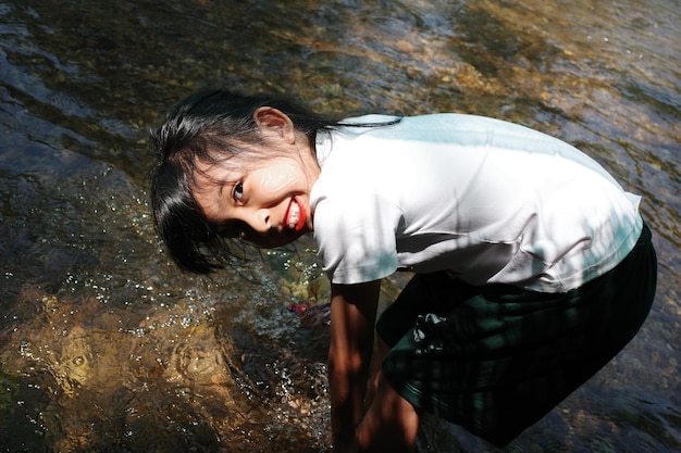 写真 湖に立っている若者の横の景色