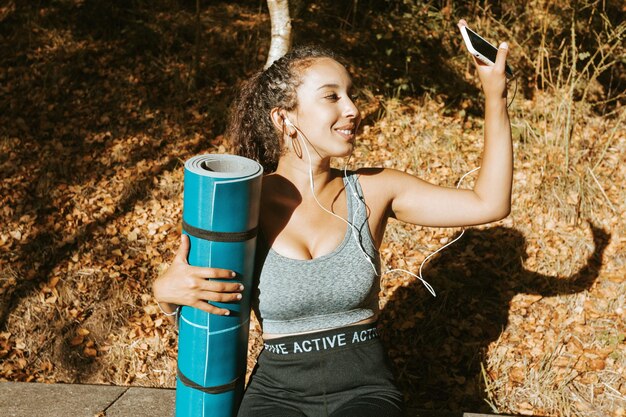 写真 水を飲んでいる若い女性の横の景色