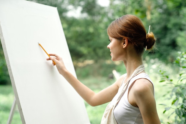 写真 本を持った若い女性の横の景色