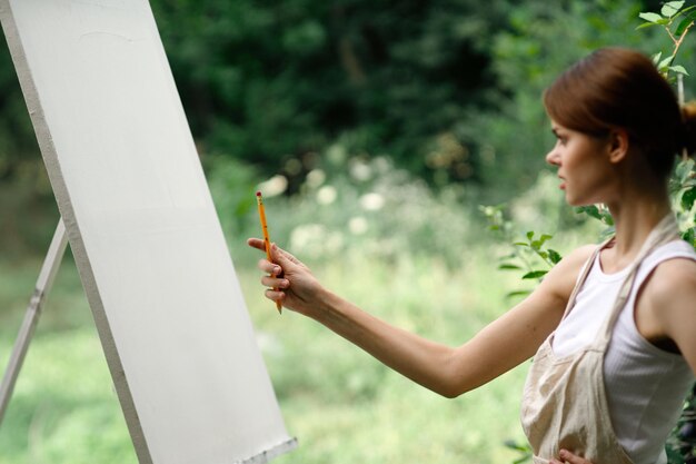 写真 傘を握っている若い女性の横の景色