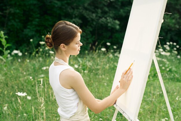 写真 若い女性が向こうを見ている側面の景色