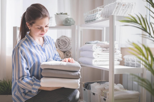 写真 窓から見る若い女性の横の景色