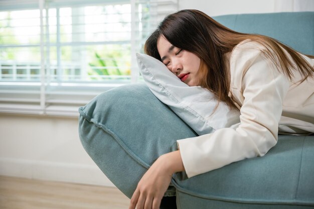 写真 家に座っている若い女性のサイドビュー