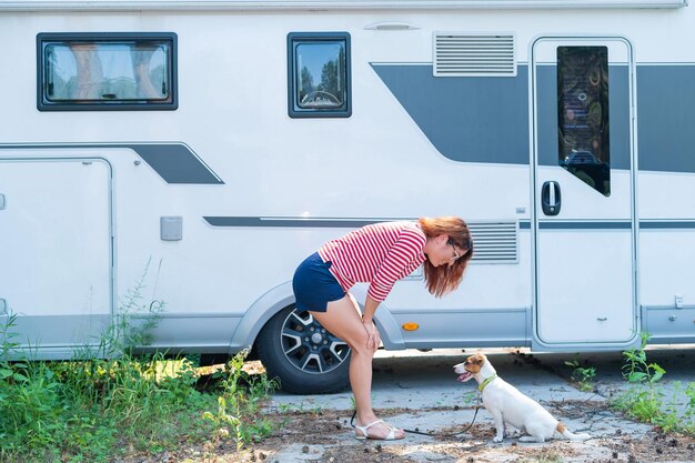 写真 フィールドに座っている若い女性のサイドビュー