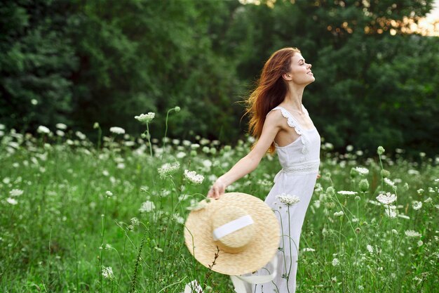 写真 フィールドに座っている若い女性のサイドビュー