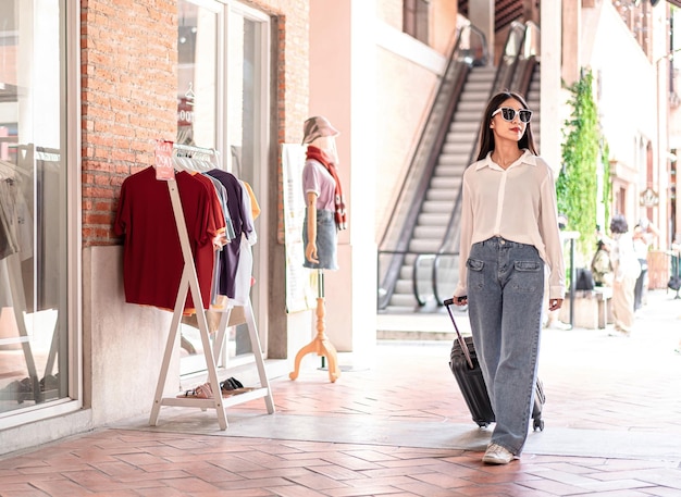 写真 街に立っている若い女性の横の景色