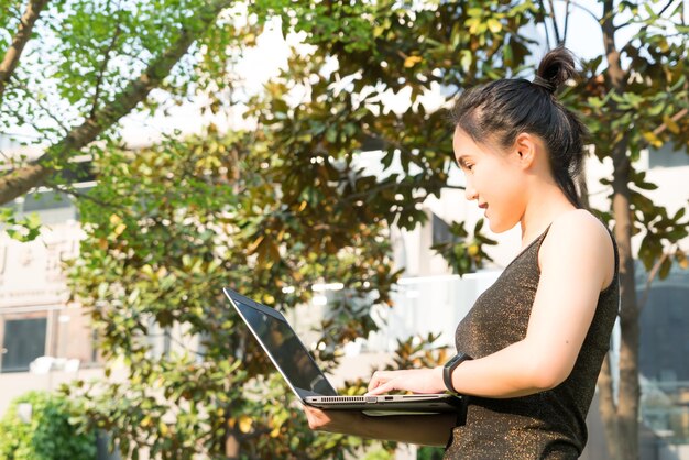 写真 携帯電話を使っている若い女性の横の景色