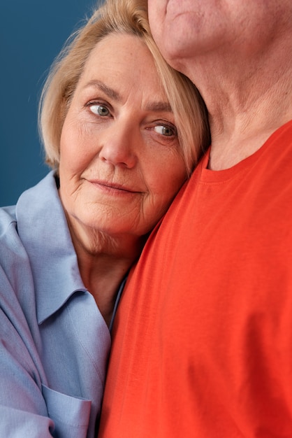 Photo side view old couple hugging