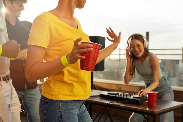 Foto persone con vista laterale che fanno festa sul tetto