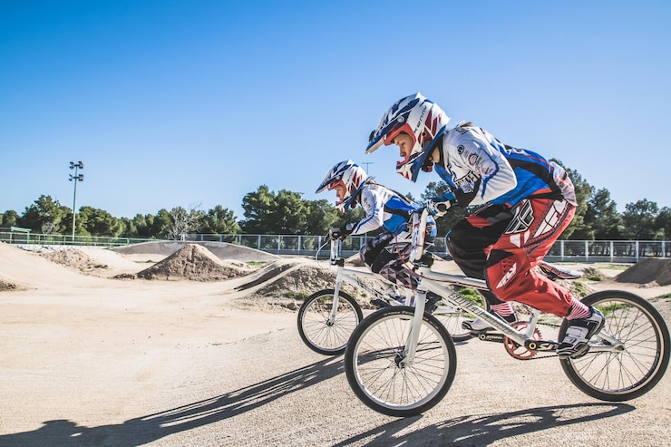 Photo 晴れた日に自転車に乗っている人々のサイドビュー