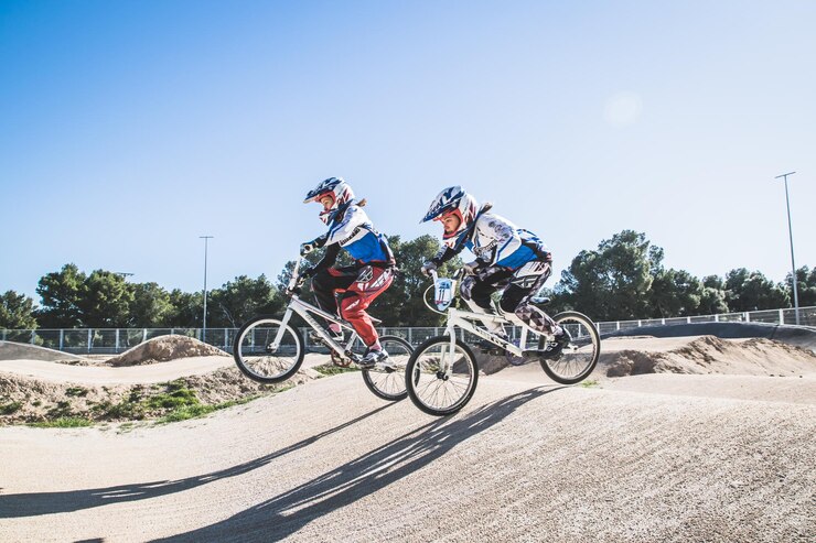 Photo 晴れた日に自転車に乗っている人々のサイドビュー