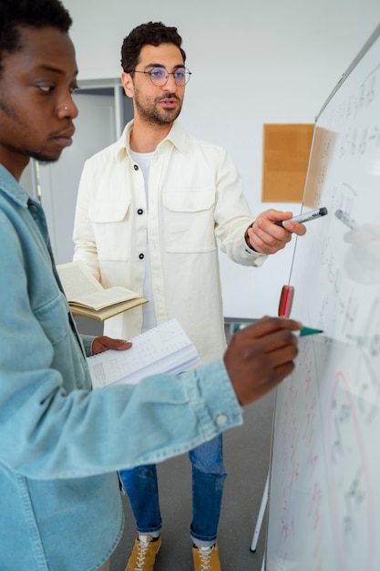 Foto vista laterale persone che studiano matematica