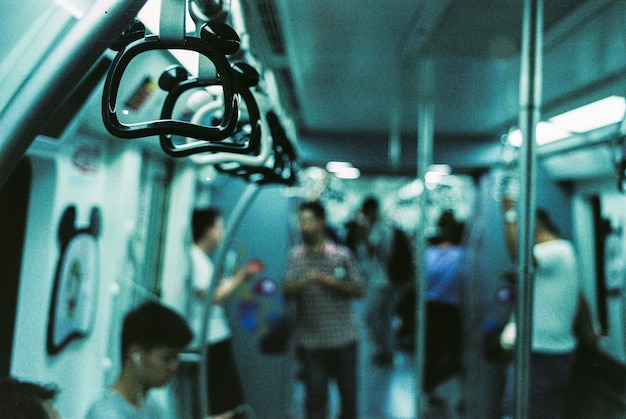 Foto vista laterale di persone che viaggiano in treno